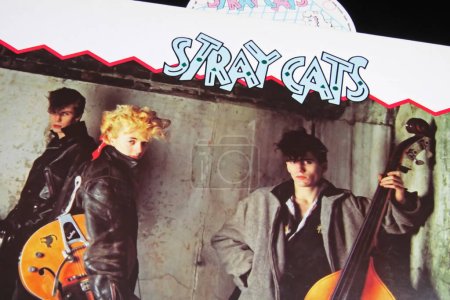 Foto de Viersen, Germany - May 9. 2022: Closeup of vinyl record cover of Stray Cats rockabilly band - Imagen libre de derechos