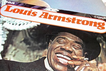 Foto de Viersen, Germany - May 9. 2022: Closeup of vinyl record cover of  singer and trumpeter Louis Armstrong - Imagen libre de derechos