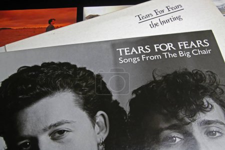 Foto de Viersen, Germany - November 9. 2022: Closeup of isolated vinyl record cover of british band Tears for fears - Imagen libre de derechos