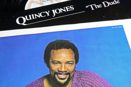 Foto de Viersen, Germany - November 9. 2022: Closeup of isolated vinyl record album cover The Dude from musician Quincy Jones - Imagen libre de derechos