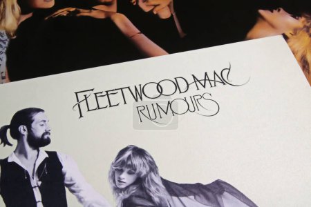 Téléchargez les photos : Viersen, Germany - November 9. 2022: Closeup of isolated vinyl record album cover Rumours from Fleetwood Mac, 1977 - en image libre de droit