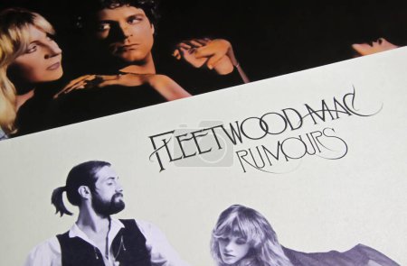 Téléchargez les photos : Viersen, Germany - November 9. 2022: Closeup of isolated vinyl record album cover Rumours from Fleetwood Mac, 1977 - en image libre de droit