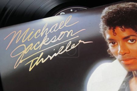 Téléchargez les photos : Viersen, Germany - November 9. 2022: Closeup of isolated vinyl record number one album cover Thriller from singer Michael Jackson - en image libre de droit
