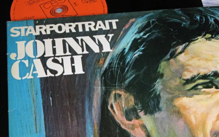 Foto de Viersen, Germany - November 9. 2022: Closeup of isolated vinyl record album of singer Johnny Cash - Imagen libre de derechos
