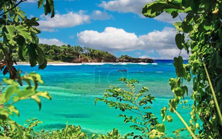 Wunderschöne tropische Karibik jamaikanisch blau türkisfarbene Lagune, weißer einsamer paradiesischer Sandstrand - Port Antonio, San San San Beach, Jamaika