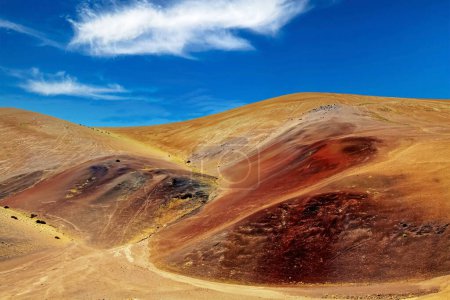 Téléchargez les photos : Aventure sentier de randonnée solitaire à travers un paysage irréel, collines de grès désert sec coloré - Coridillera de Copiapo, Atacama, Chili - en image libre de droit