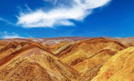 Téléchargez les photos : Infini coloré jaune rouge beau paysage de montagne désert sec surréaliste avec des vallées - Cordillera Copiapo, Chili - en image libre de droit