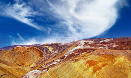 Téléchargez les photos : Beau paysage désertique, montagnes arides et colorées, ciel bleu d'été, nuage duveteux - Coridillera de Copiapo, Atacama, Chili - en image libre de droit