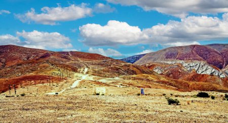Téléchargez les photos : Chemin de terre à travers la vallée aride aride désertique aride avec une chaîne de montagnes colorée - Cordillera Copiapo, Chili - en image libre de droit