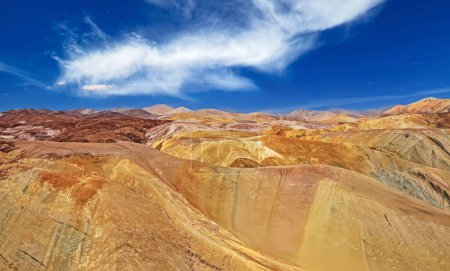 Téléchargez les photos : Infini beau paysage montagneux désertique accidenté, pics de grès jaune brun coloré - montagnes Copiapo, Atacama, Chili - en image libre de droit