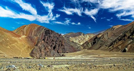 Téléchargez les photos : Vallée aride et stérile non végétalisée large, montagnes grises et accidentées, petite colonie minière - Cordillère Copiapo, désert d'Atacama, Chili - en image libre de droit