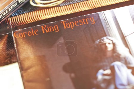 Téléchargez les photos : Viersen, Allemagne - 9 mai. 2023 : Gros plan sur la pochette de l'album Tapisserie de nous chanteuse et compositrice américaine Carole King à partir des années 70 - en image libre de droit