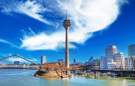 Foto de Hermoso horizonte del río Rin, torre de televisión, arquitectura moderna, puente en el puerto de medios - Düsseldorf, Alemania - Imagen libre de derechos