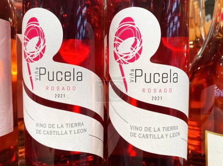 Téléchargez les photos : Viersen, Allemagne - 4 juillet. 2023 : Gros plan de bouteilles Pucela rosado vin rose espagnol dans l'étagère du supermarché allemand - en image libre de droit