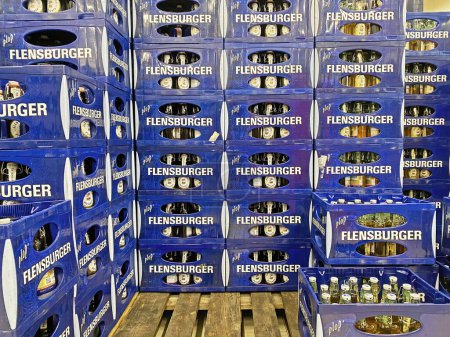 Téléchargez les photos : Viersen, Allemagne - 4 juillet. 2023 : Gros plan de nombreuses caisses de bouteilles de bière Flensburger empilées bleues sur la palette euro en stockage - en image libre de droit