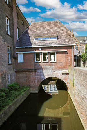 Foto de Vista sobre el antiguo túnel medieval bajo la construcción del antiguo sistema de ríos y canales dentro de las murallas de la ciudad - s-Hertogenbosch, Países Bajos - Imagen libre de derechos