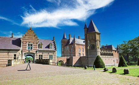 Téléchargez les photos : Passerelle du pont menant à l'entrée du château médiéval contre le ciel bleu de l'été - Kasteel Heeswijk, Pays-Bas - en image libre de droit