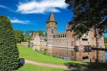 Téléchargez les photos : Magnifique jardin verdoyant pittoresque idyllique, romantique château d'eau lunée médiéval néerlandais - Kasteel Heeswijk, Pays-Bas - en image libre de droit