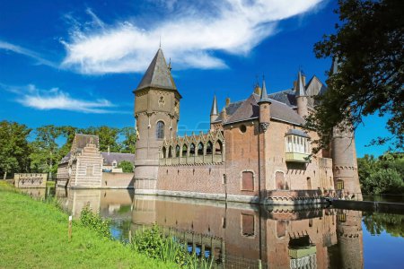 Téléchargez les photos : Magnifique château d'eau romanesque médiéval, jardin verdoyant - Kasteel Heeswijk, Pays-Bas - en image libre de droit