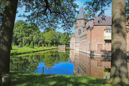 Téléchargez les photos : Beau jardin vert hollandais avec fossés d'eau et reflets du château médiéval - Kasteel Heeswijk, Pays-Bas - en image libre de droit
