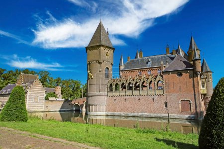 Téléchargez les photos : Magnifique château de conte de fées romantique hollandais avec tours, jardin vert, ciel bleu d'été - Kasteel Heeswijk, Pays-Bas - en image libre de droit