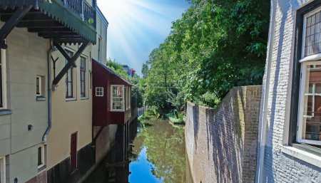 Hermoso río idílico y sistema de canales dentro de las murallas de la ciudad de s-Hertogenbosch, Países Bajos