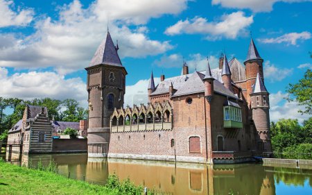 Foto de Hermoso castillo de foso de agua holandés con torres - Kasteel Heeswijk, Países Bajos - Imagen libre de derechos