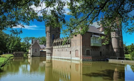 Téléchargez les photos : Beau château hollandais de douves d'eau avec des tours - Kasteel Heeswijk, Pays-Bas - en image libre de droit