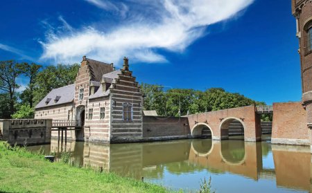 Téléchargez les photos : Beau château médiéval avec pont, ciel bleu d'été - Kasteel Heeswijk, Pays-Bas, Brabant-Septentrional - en image libre de droit