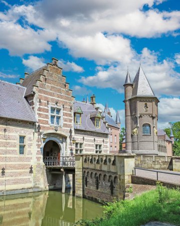 Foto de Hermosa entrada medieval castillo foso de agua, puente, torres - Kasteel Heeswijk, Países Bajos - Imagen libre de derechos