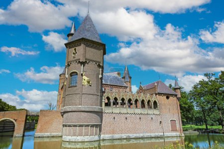 Téléchargez les photos : Château d'eau avec pont et tour - Kasteel Heeswijk, Pays-Bas - en image libre de droit