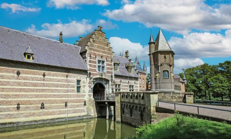 Foto de Hermosa entrada medieval castillo foso de agua, puente, torres - Kasteel Heeswijk, Países Bajos - Imagen libre de derechos