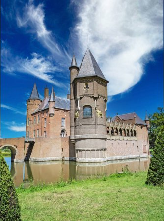Foto de Hermoso castillo de agua de cuento de hadas holandés en verde paisaje idílico - Kasteel Heeswijk, Países Bajos, Noord-Brabant - Imagen libre de derechos