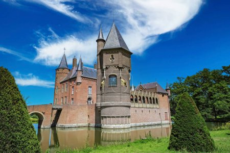 Foto de Hermoso castillo de agua de cuento de hadas holandés en verde paisaje idílico - Kasteel Heeswijk, Países Bajos, Noord-Brabant - Imagen libre de derechos