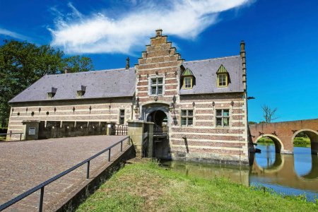 Téléchargez les photos : Belle entrée médiévale du château de douves d'eau, pont, tours - Kasteel Heeswijk, Pays-Bas - en image libre de droit
