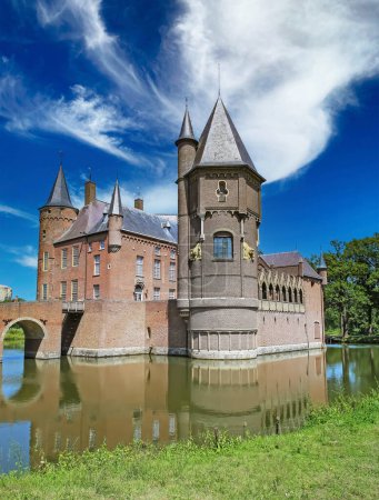 Téléchargez les photos : Magnifique château d'eau médiéval romantique historique. pont et tour, jardin vert parc - Kasteel Heeswijk, Pays-Bas - en image libre de droit