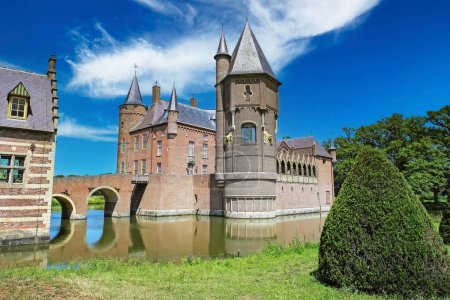 Téléchargez les photos : Magnifique château d'eau médiéval romantique historique. pont et tour, jardin vert parc - Kasteel Heeswijk, Pays-Bas - en image libre de droit