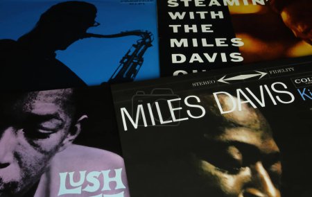 Téléchargez les photos : Viersen, Allemagne - 9 juin. 2023 : Gros plan sur les pochettes de disques vinyles Jazz des années 50 - en image libre de droit