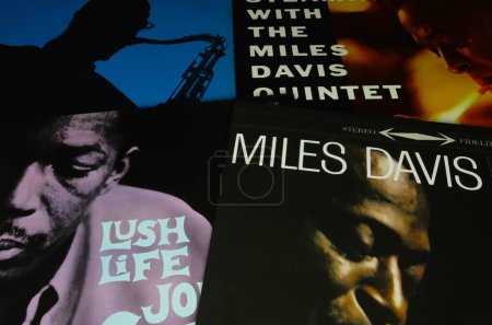 Téléchargez les photos : Viersen, Allemagne - 9 juin. 2023 : Gros plan sur les pochettes de disques vinyles Jazz des années 50 - en image libre de droit