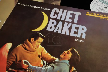 Téléchargez les photos : Viersen, Allemagne - 9 juin. 2023 : Gros plan du musicien de jazz vocal Chet Baker pochette de l'album vinyle Sings from 1954 - en image libre de droit