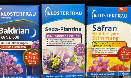 Foto de Viersen, Alemania - 9 de junio. 2023: Primer plano de los paquetes Klosterfrau hierbas medicinales y suplementos para la tranquilización en el estante del supermercado alemán - Imagen libre de derechos