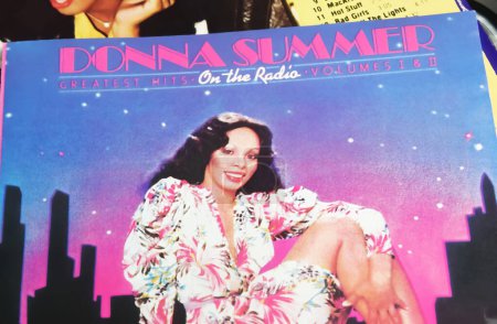 Téléchargez les photos : Viersen, Allemagne - 9 juin. 2023 : Gros plan sur la pochette de Donna Summer à la radio - en image libre de droit