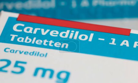Téléchargez les photos : Viersen, Allemagne - 9 juillet. 2023 : Gros plan sur l'emballage Carvedilol alpha et bêta bloquants pilules de 1 A pharma - en image libre de droit