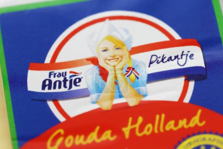 Foto de Viersen, Alemania - 9 de julio. 2023: Primer plano de la figura artística promocional holandesa Frau Antje Pikantje en el paquete de queso gouda - Imagen libre de derechos
