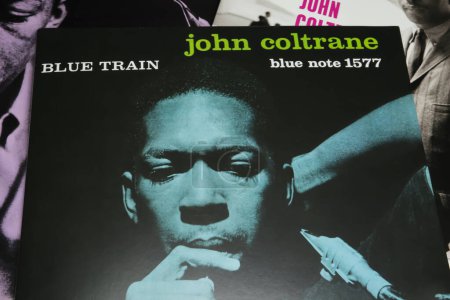 Foto de Viersen, Alemania - 9 de julio. 2023: Primer plano del vinilo de John Coltrane Cubierta del disco de jazz Tren azul desde 1957 - Imagen libre de derechos