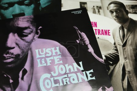 Foto de Viersen, Alemania - 9 de julio. 2023: Primer plano de la colección de discos de vinilo de jazz John Coltrane - Imagen libre de derechos
