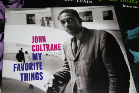 Foto de Viersen, Alemania - 9 de julio. 2023: Primer plano del disco de vinilo jazz de John Coltrane Mis cosas favoritas de 1960 - Imagen libre de derechos