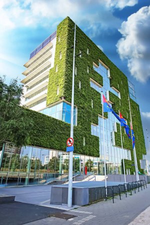 Téléchargez les photos : Venlo (Stadskantoor), Pays-Bas - 30 août. 2023 : Bâtiment municipal hollandais construit selon le principe du berceau, façade biomimétique naturelle verte plantée - en image libre de droit