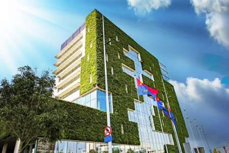 Téléchargez les photos : Venlo (Stadskantoor), Pays-Bas - 30 août. 2023 : Bâtiment municipal hollandais construit selon le principe du berceau, façade biomimétique naturelle verte plantée - en image libre de droit