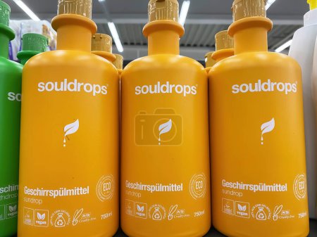 Foto de Viersen, Alemania - 9 de septiembre de 2023: Primer plano de las botellas Souldrops detergente ecológico natural para lavavajillas - Imagen libre de derechos